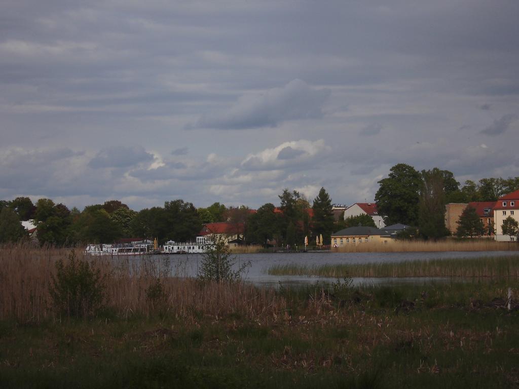 Schlossparkferienwohnungen Rheinsberg Mit Garten Luaran gambar